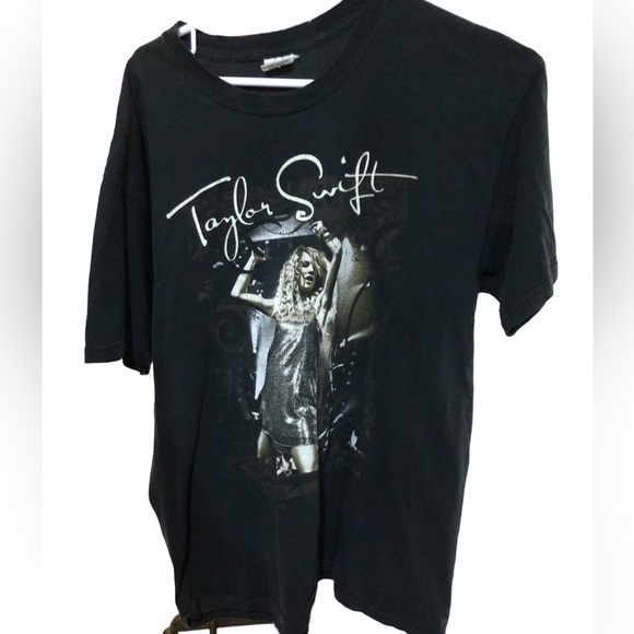 Gildan Tops - Taylor Swift 2009 Fearless tour t shirt Gildan Tag XL Read Description